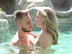 18 jaar, Grote mammen, Pijpbeurt, Lul, Hondjeshouding, Vingeren, Kokhalzen, Swinger