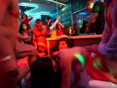 衣服着たままセックス, クラブ, カワイイ, ダンス, 人形, なめる, パーティ, 濡れ