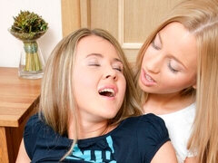 Blonde, Mignonne, Doigter, Pénétrer avec le poing, Hard, Embrassement, Masturbation, Nénés