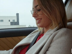 お尻, デカ尻, ブロンド, 眼鏡, 手コキする, アウトドア, 姉妹, タトゥー