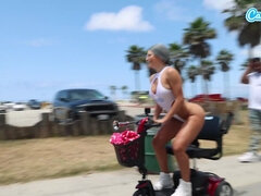 Culo grande, Tetas grandes, Mamada, Corridas, Polla, Al aire libre, Público, Montar