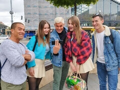 18 jaar, Slaapkamer, Grote kont, Grote lul, Pijpbeurt, Hondjeshouding, 1 man 2 vrouwen, Tiener