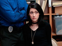 Sucer une bite, Attrapée, En levrette, Branlette thaïlandaise, Chaussures, Maigrichonne, Nénés, Uniforme