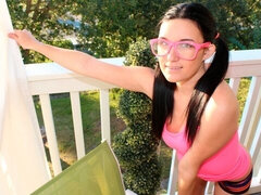 Grosse bite, Brunette brune, Fétiche, Lunettes, Branlette thaïlandaise, Dénudage, Adolescente, Nénés