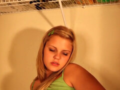 18 ans, Blonde, Doigter, Petite femme, Chatte, Se déshabiller, Allumeuse, Nénés
