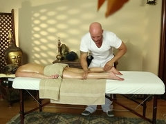 Grote mammen, Blond, Masseren, Olie, Tatoeage