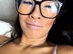 Naughty Japanese babe Ayaka Tomoda masturbates