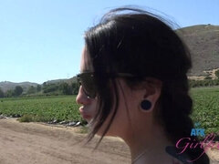 Брюнетки, Ферма, Подружка, Волосатые, На природе, От первого лица, На публике, Киски