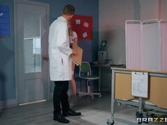 Tetas grandes, Rubia, Británico, Médico, Corridas faciales, Tacones, Afeitado, Medias largas