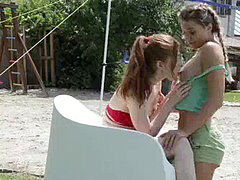 Doigter, Embrassement, Lesbienne, Orgasme, Public, Rousse roux