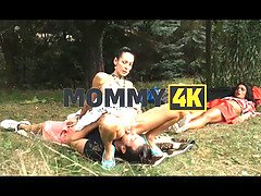 Grote kietelaar, Grote mammen, Bruinharig, Bedriegen, Man die toekijkt, Buiten