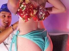 Gros cul, Gros seins, Nourriture, Jeux, Nue  à poil, Se déshabiller