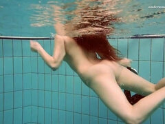 Arsch, Frau, Nackt, Öffentlich, Schwestern, Jungendliche (18+), Eng, Titten