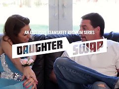 Blasen, Sperma im mund, Papi, Tochter, Hundestellung, Fingern, Unschuldig, Titten