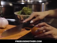 Grosser schwanz, Blasen, Familie, Interrassisch, Latina, Milf, Sohn, Stiefmutter