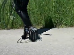 Bruinharig, Fetisj, Openbaar