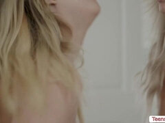 18 ans, Lécher le cul, Gros seins, Face assise, Lesbienne, Petite femme, Adolescente, Mouillée