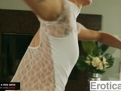 デカチン, ブロンド, 彼氏, イマラチオ, エロティック, 指いじり, 手コキする, オッパイの