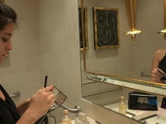 Amateur, Salle de bains, Brunette brune, Petite amie, Piercing, Rasée, Adolescente, Nénés