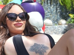 Gros seins, Doigter, Hard, Fille latino, Léchez, De plein air, Piscine, Chatte