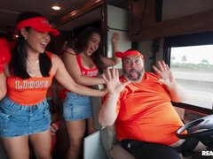 Aziatisch, Grote lul, Pijpbeurt, Rondborstig, Natuurlijke tieten, Kut duiken, Billekoek, Trio