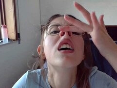 18 jaar, Bruinharig, Brillen, Klein, Kut duiken, Alleen, Tieten likken, Uniformpje