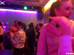 Grote mammen, Blond, Naakte man aangeklede vrouw, Aangekleed, Dansen, Lul, Orgie, Tieten likken