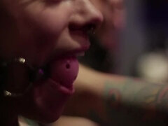 18 años, Amarrada, Morena, Club, Hd, Lesbiana, Público, Juguetes