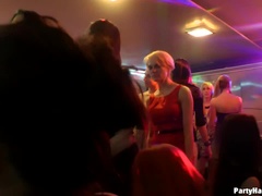 Naakte man aangeklede vrouw, Sperma in mond, Vrouw, Handbeurt, Hardcore, Interraciaal, Zuigen, Swinger