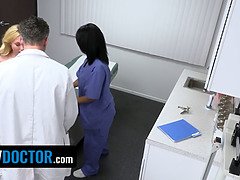 18 jahre, Blondine, Blasen, Spermaladung, Arzt, Hundestellung, Lecken, Jungendliche (18+)