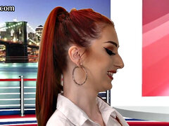 Sucer une bite, Britannique, Homme nu et filles habillées, Femme dominatrice, Fétiche, Talons, Jarretelles, Tatouage