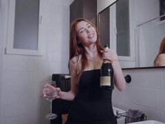 Tussi, Grosse titten, Vollbusig, Party, Rotschopf, Dusche, Solo, Titten