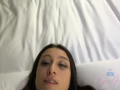Leie, Braunhaarige, Freundin, Pov, Geschwollene nippel, Muschi, Dürr, Titten