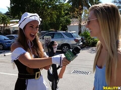 Blonde, Brunette brune, 2 femmes 1 homme, Argent, Piercing, Plan cul à trois, Nénés, Voyeur