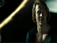 Bikini, Brunette brune, Célébrité, Grossier, Embrassement, De plein air, Tatouage, Sous marin