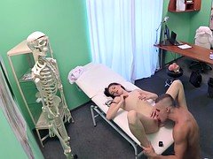 Брюнетки, Измена, Доктор