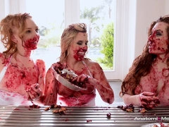 Doigter, Nourriture, Lesbienne, Léchez, Masturbation, Orgie, Rasée, Adolescente