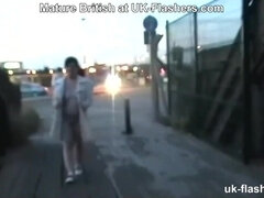 Brits, Mollig, Flashing, Hd, Moeder die ik wil neuken, Buiten, Pissen, Openbaar