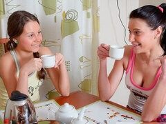 Gode, Lesbienne, Léchez, Lingerie, Masturbation, Dénudage, Adolescente, Nénés