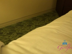 Brunette brune, Branlette thaïlandaise, Embrassement, Huilée, Piercing, Pov, Chatte, Mouillée
