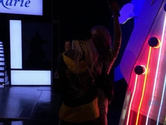 Badkamer, Grote mammen, Blond, Vriendin, Orgasme, Openbaar, Roken, Nat