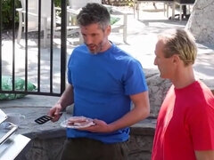 18 ans, Armée, Blonde, Brunette brune, Le plan cul à quatre, Orgasme, Orgie, Tabou