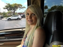 Gros cul, Sucer une bite, Voiture, Queue, Énorme, Seins naturels, Adolescente, Nénés