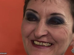 Pijpbeurt, Bruinharig, Stel, Diep in de keel, Sperma in gezicht, Omie, Hd, Rijpe lesbienne