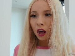 Blondine, Schwarz, Hardcore, Lecken, Hausmädchen, Rasiert, Dusche, Tätowierung