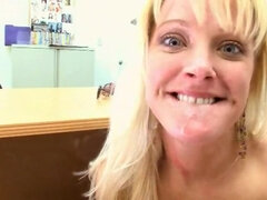 Leie, Hinterzimmer, Grosser arsch, Spermaladung, Aufs gesicht abspritzen, Handjob, Hardcore, Milf