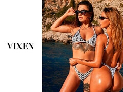 Gros cul, Gros seins, En levrette, 2 femmes 1 homme, Seins naturels, Maigrichonne, Adolescente, Nénés