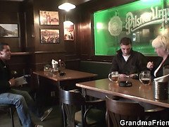 Grosser arsch, Grosse titten, Blondine, Vollbusig, Oma, Reif, Realität, Flotter dreier