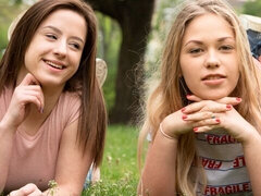 Enthousiasteling, Bruinharig, Vingeren, Zoenen, Masturbatie, Kut duiken, Schoolmeisje, Tieten likken