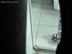 die nachbarin heimlich beim duschen gefilmt